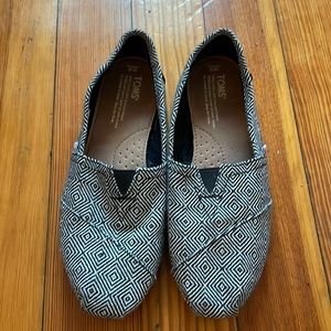 COPY - TOMS black and white geometric shapes